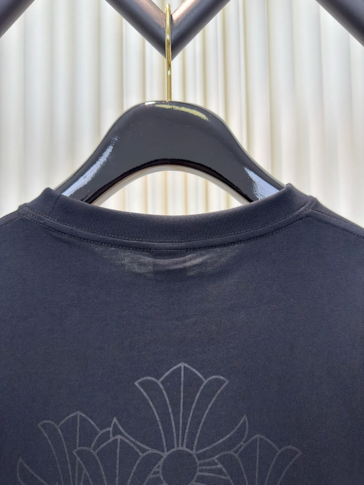 P240 Chrome Hearts/Vine Sword Phantom Cross Short Sleeves Authentic Open Edition - Physical Counter - Top Luxury Quality 🆚 Instant sale of all editions on the market Fabric is made of 26 weave 200g cotton material Printing is done with hand glue printing Customized accessories Size S M L